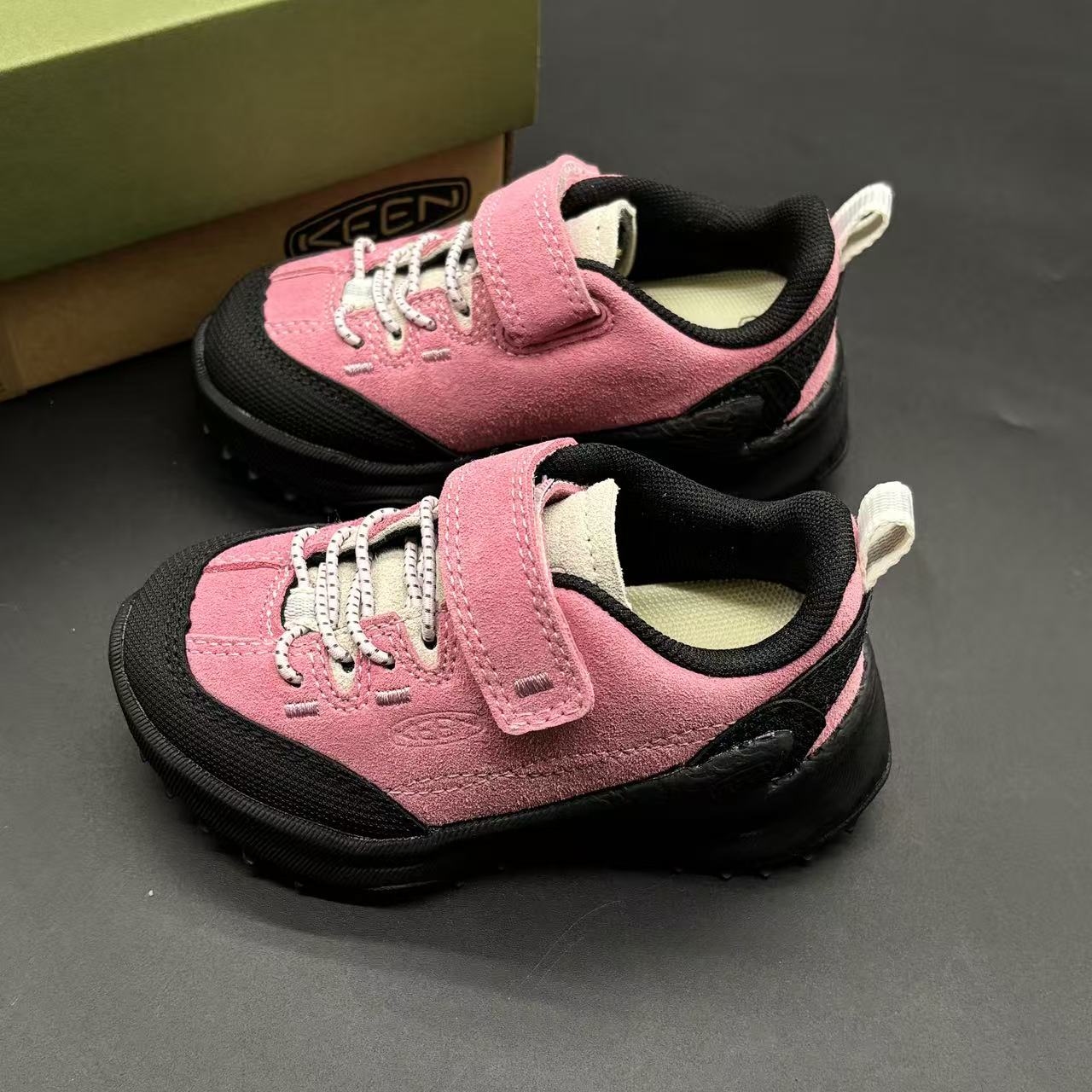 Children's shoes child